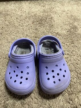 Classic CROCS Kids Lavender Fuzzy-Lined Clogs size 6C